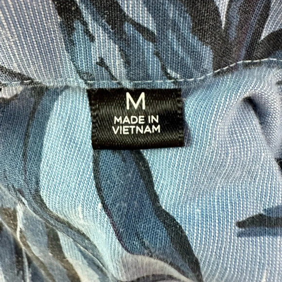 Travis Mathew Short Sleeve Button Up Shirt Medium Blue Tropical Leaf Print Golf - Picture 8 of 10